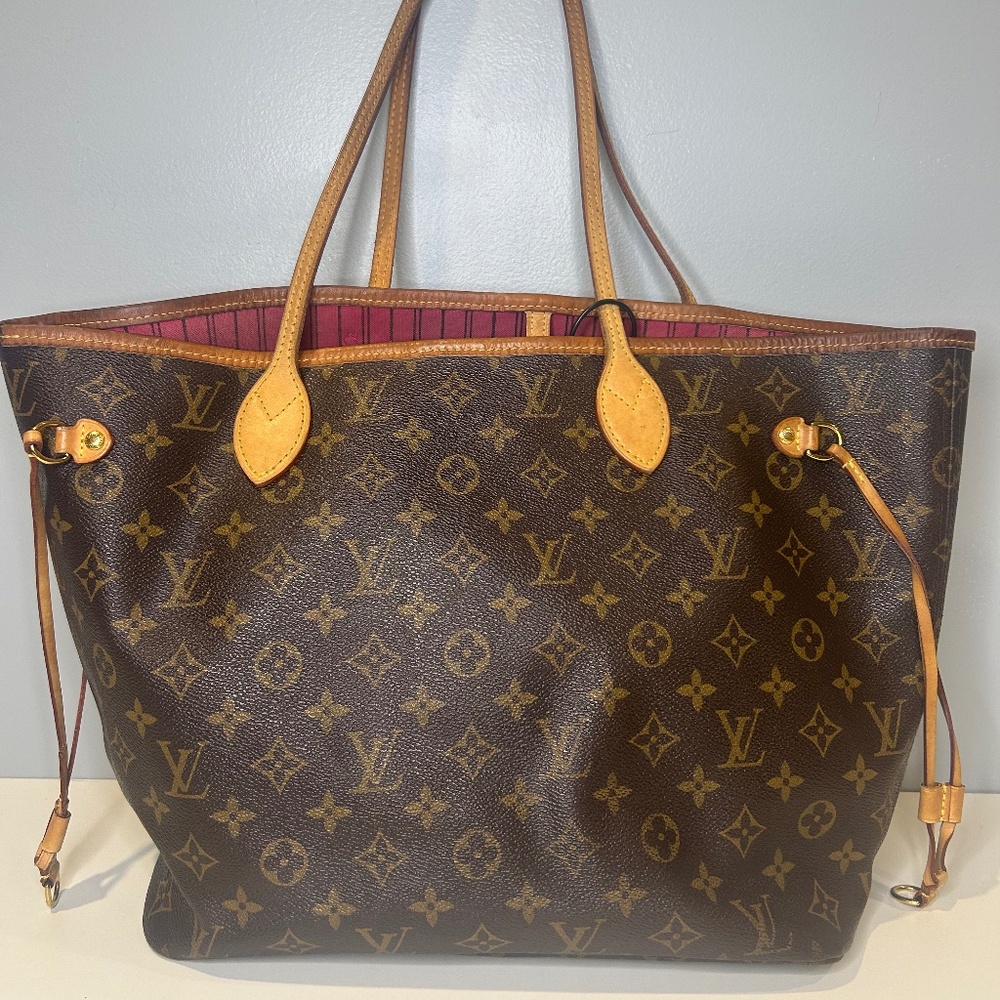 Louis Vuitton Monogram Neverfull MM Fuschia Interior